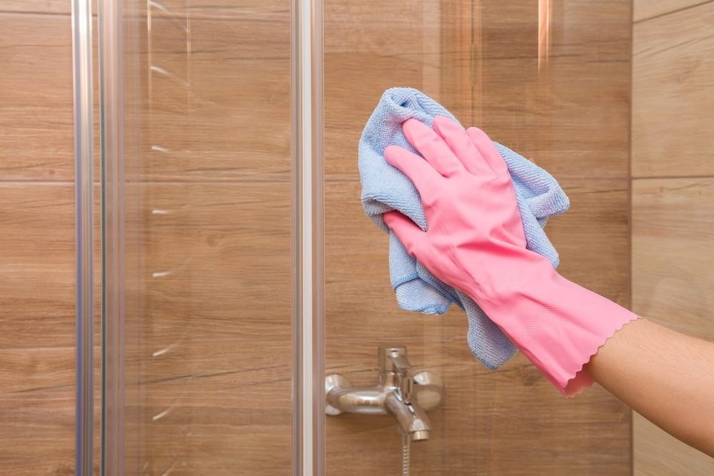 10 Best Cleaners for Glass Shower Doors in 2022 &#8211; Reviews &#038; Top Picks