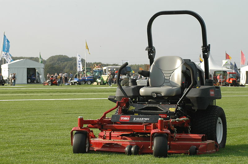 Zero Turn vs Riding Mower: Differences & Which is Better?