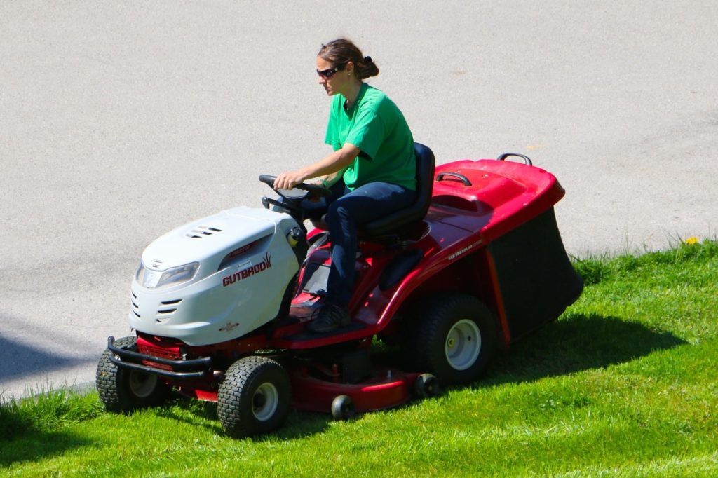 Zero Turn vs Riding Mower: Differences & Which is Better?