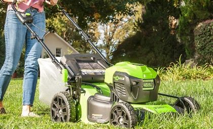 10 Best Push Lawn Mowers 2022 – Reviews & Top Picks