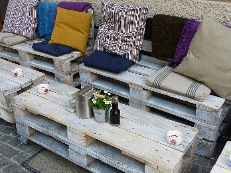 15 Free DIY Pallet Chair Plans You Can Make Today