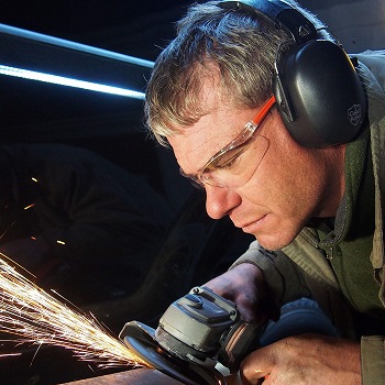10 Best Hearing Protections for Lawn Mowing in 2022 – Reviews & Top Picks