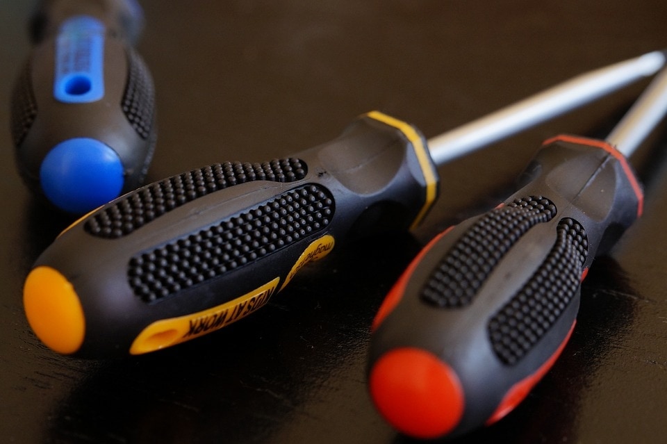 31 Essential Painting Tools For Homeowners (Complete List)