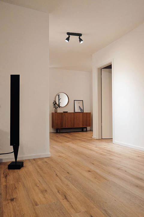 3 Different Types of Vinyl Flooring (with Pictures)