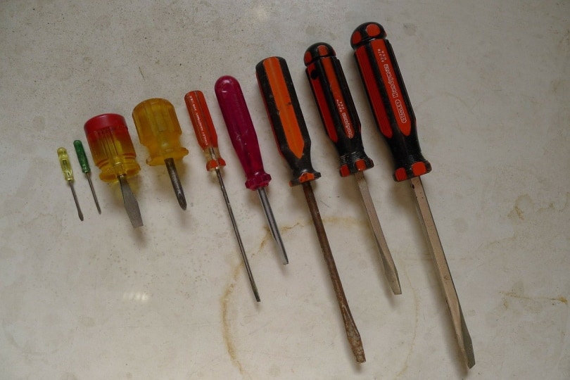 15 Essential Electrician Tools (With Pictures)