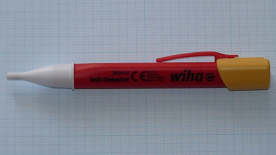 15 Essential Electrician Tools (With Pictures)