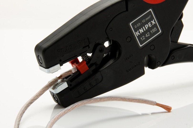 15 Essential Electrician Tools (With Pictures)