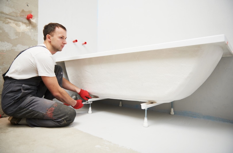 How To Paint a Bathtub In 10 Easy Steps