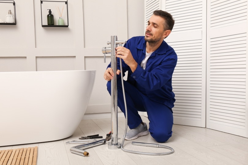 How To Paint a Bathtub In 10 Easy Steps