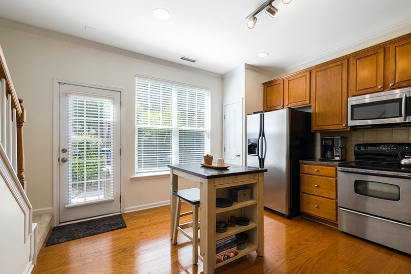 Wood vs Vinyl Windows: Pros, Cons, & Differences
