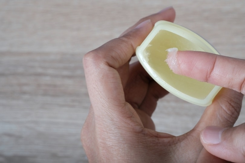 How to Get Spray Paint off Your Skin: 7 Effective Methods