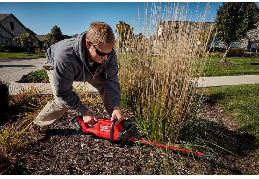 Milwaukee M18 Hedge Trimmer Review 2022 – Pros, Cons & Final Verdict