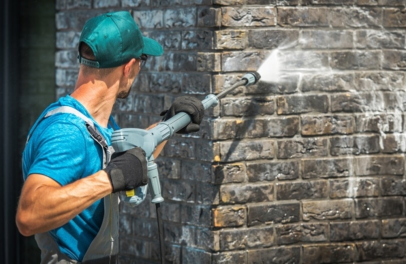 How to Paint Brick in 4 Easy Steps