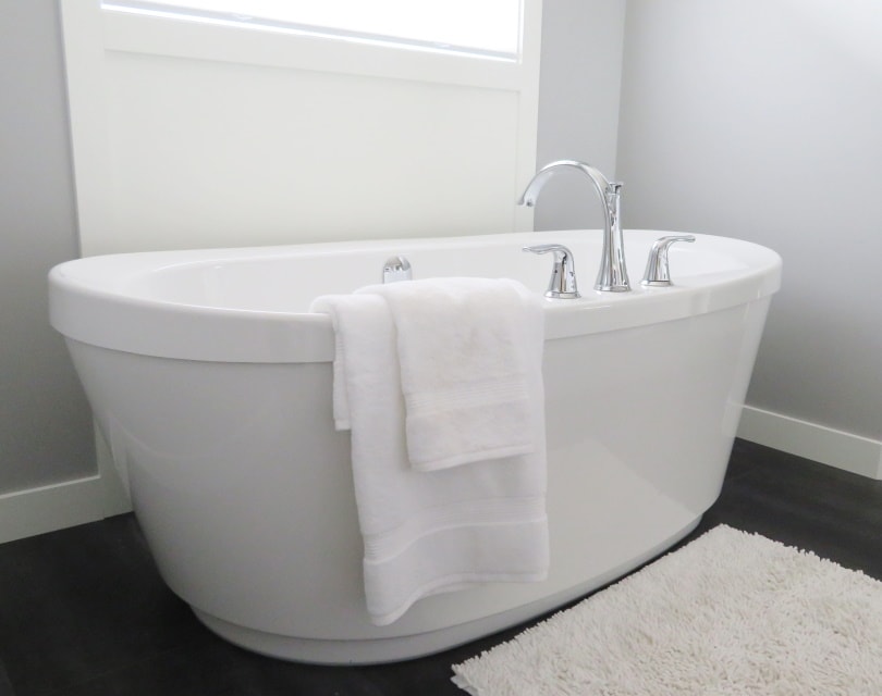 What Is the Cost to Replace a Bathtub In 2022?
