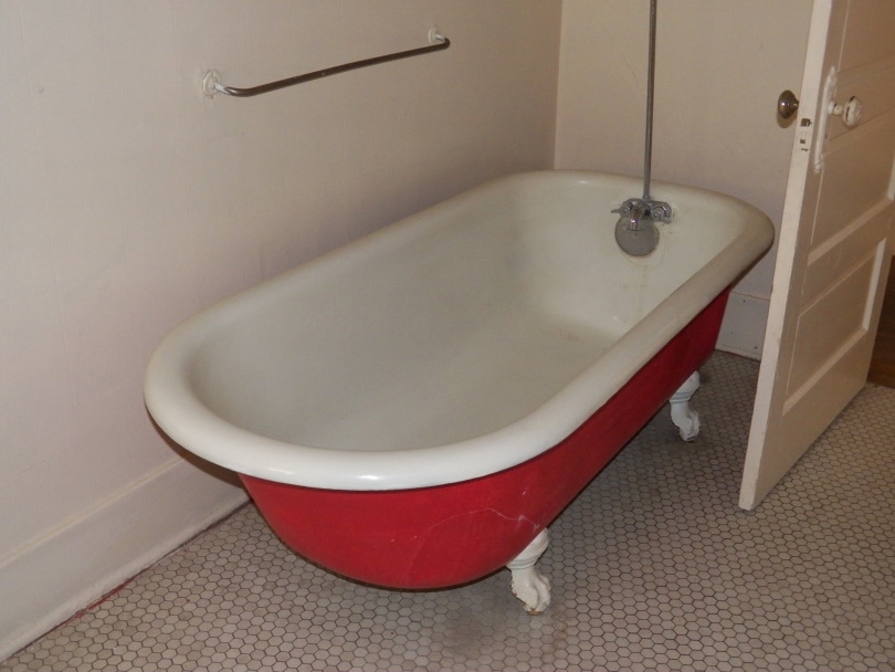 What Is the Cost to Replace a Bathtub In 2022?