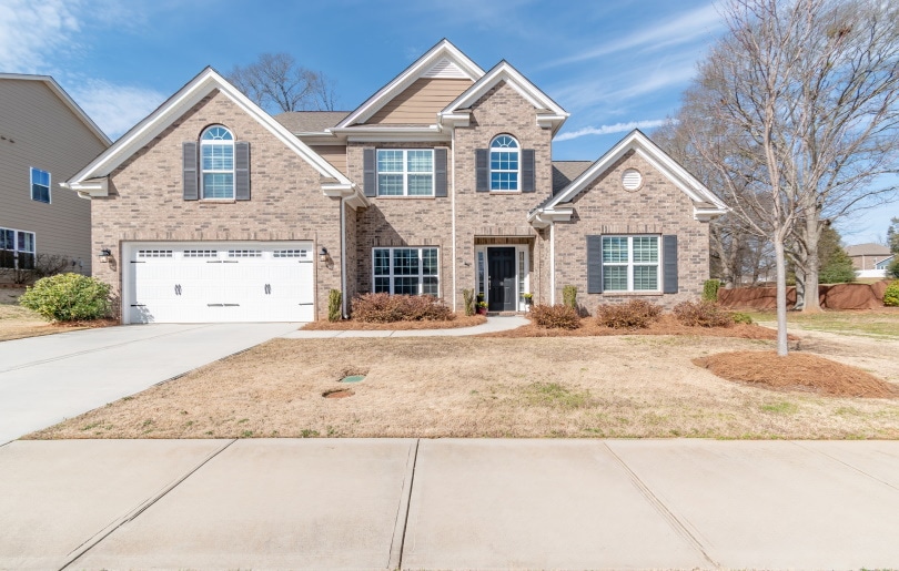 How Much Does It Cost to Paint a Brick House in 2022?